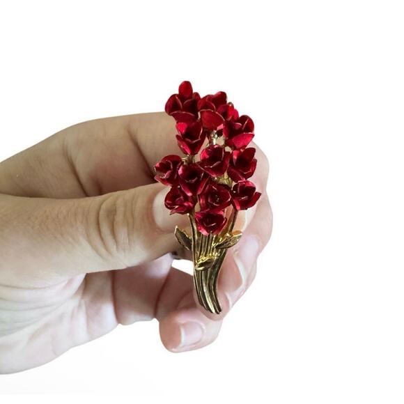 DM 97 Jewelry - A Dozen Red Roses Vintage Gold Tone Brooch Signed